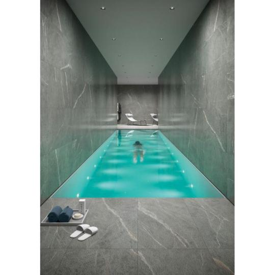 uszoda medence termeszetes erezetes koburkolat greslap jarolap padlolap padloburkolat kohatasu szurke minimal rusztikus elegans mediterran furdoszoba furdo.jpg